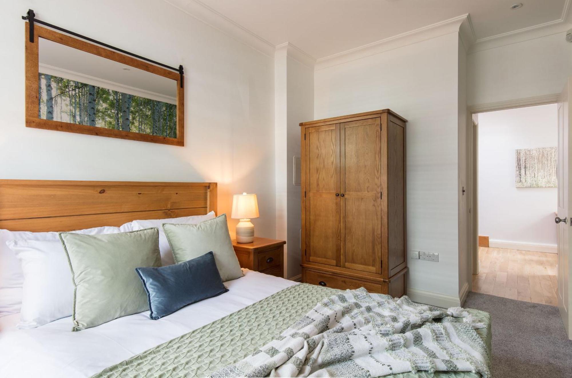 Spacious Quiet 4bedrooms 6beds House With Private Garage 5min Walk To Paddington Station Holiday home London
